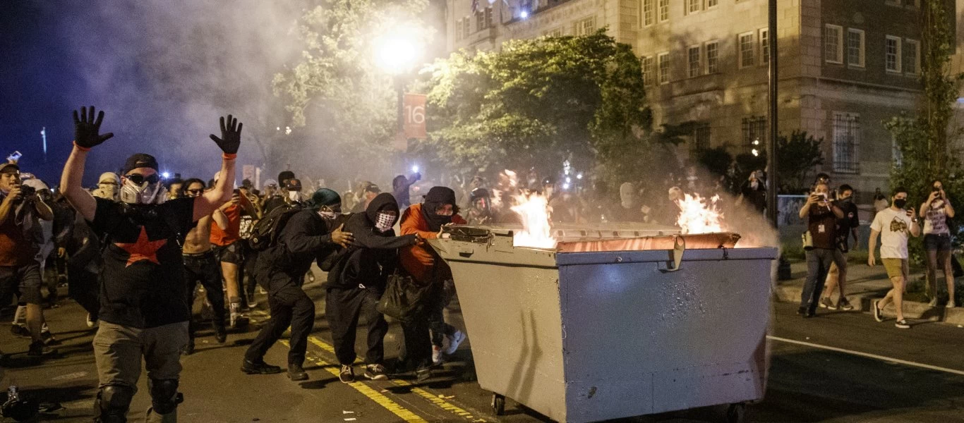 Eπεισόδια και υποκινούμενες ταραχές μπροστά από τον Λευκό Οίκο - Φωτιές και πλαστικές σφαίρες (βίντεο)